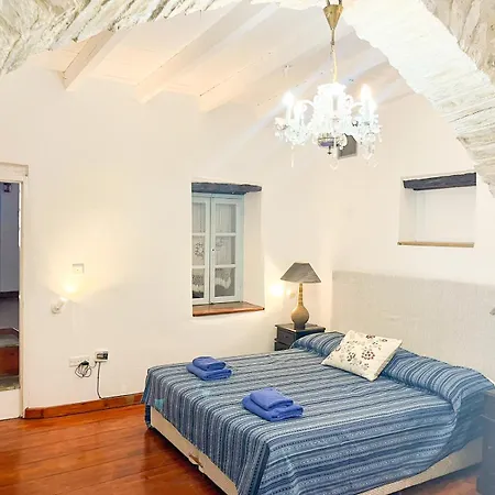 Country house Square - With Access To Shared Pool 3 Minutes Walk