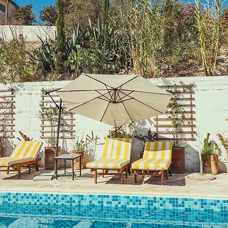 Square - With Access To Shared Pool 3 Minutes Walk Landhaus Kalavasos