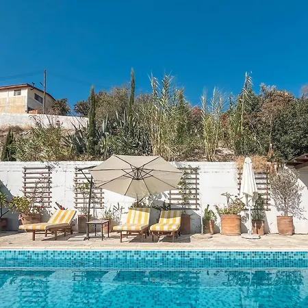 Square - With Access To Shared Pool 3 Minutes Walk