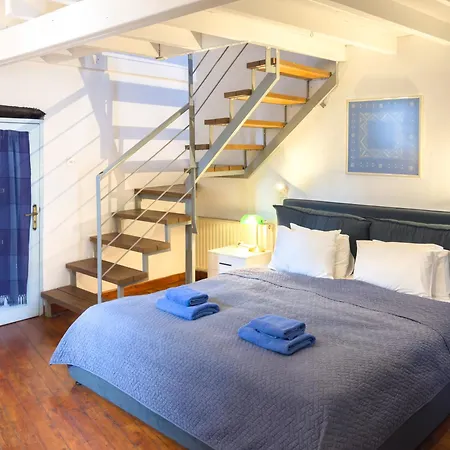 Square - With Access To Shared Pool 3 Minutes Walk