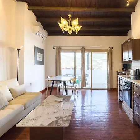 Square - With Access To Shared Pool 3 Minutes Walk Landhaus