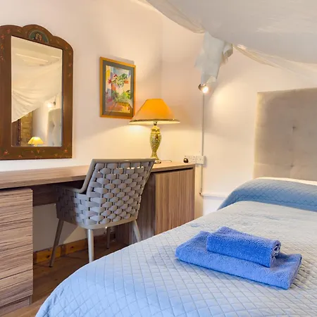 Country house Square - With Access To Shared Pool 3 Minutes Walk