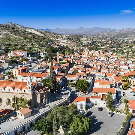 Square - With Access To Shared Pool 3 Minutes Walk Landhaus Kalavasos