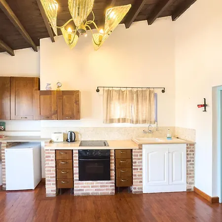 Square - With Access To Shared Pool 3 Minutes Walk *