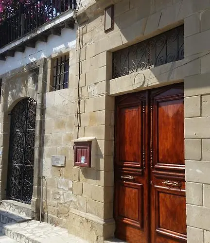 Square - With Access To Shared Pool 3 Minutes Walk