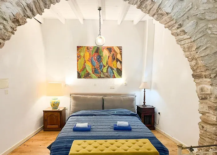 Square - With Access To Shared Pool 3 Minutes Walk