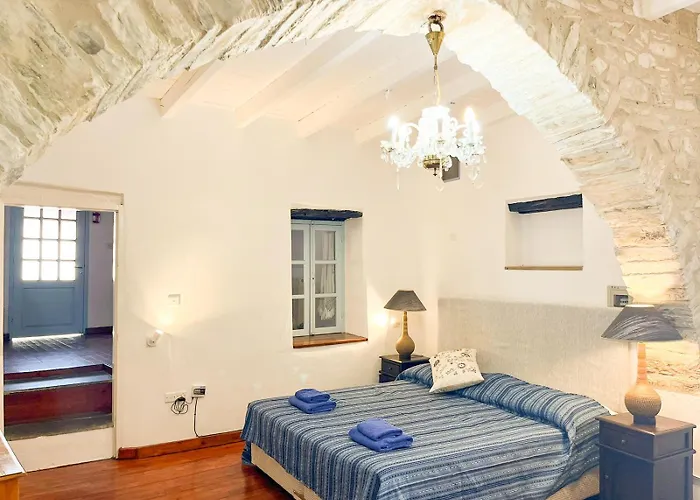 Square - With Access To Shared Pool 3 Minutes Walk Hétvégi ház Kalavaszósz