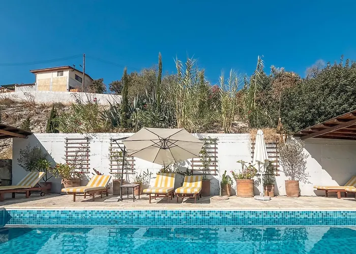 Square - With Access To Shared Pool 3 Minutes Walk