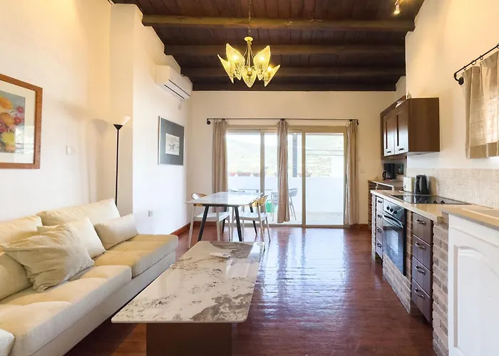 Square - With Access To Shared Pool 3 Minutes Walk Venkovský dům